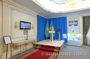 Мажилис зал. Экспозиция «Республика Казахстан: стратегия государственного развития»